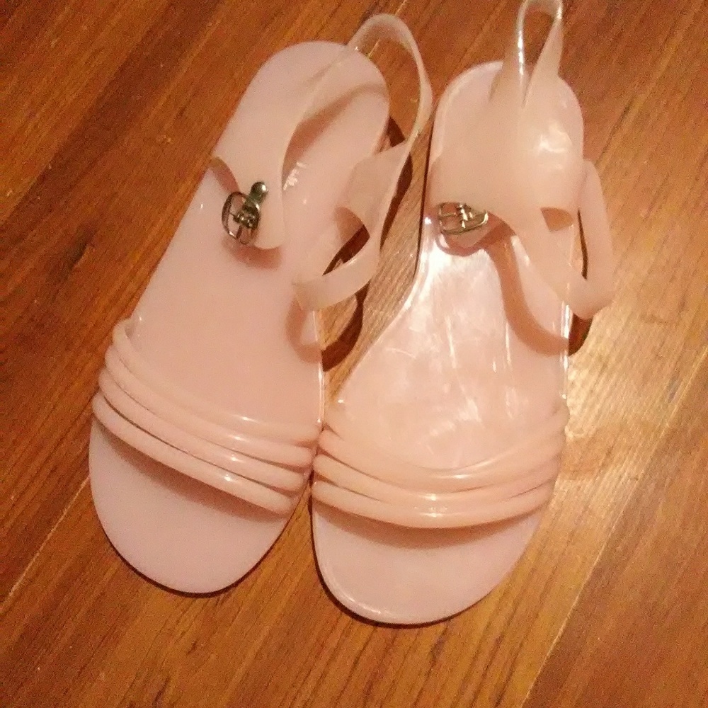 Saddles and flats